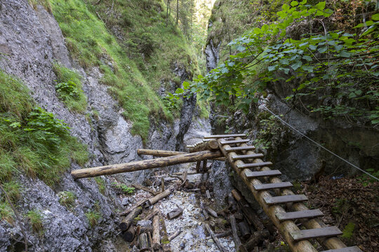 Wandern entlang eines malerischen Wasserfalls im Wald, in Slowakei, om Slovensky Raj