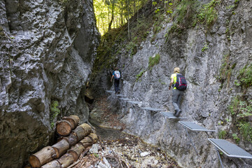 Wandern entlang eines malerischen Wasserfalls im Wald, in Slowakei, om Slovensky Raj