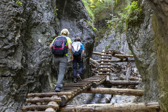 Wandern entlang eines malerischen Wasserfalls im Wald, in Slowakei, om Slovensky Raj