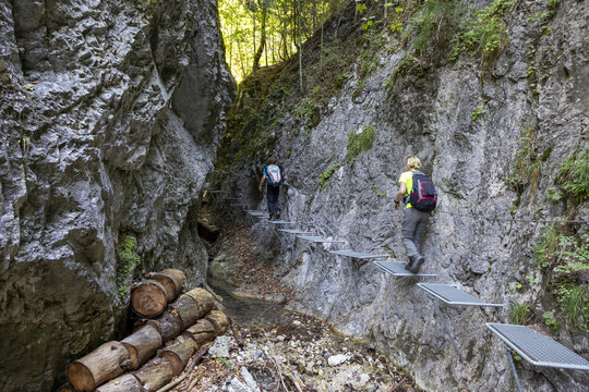 Wandern entlang eines malerischen Wasserfalls im Wald, in Slowakei, om Slovensky Raj