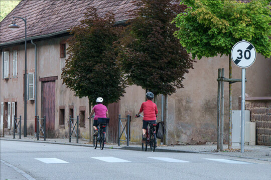 cyclotourisme dans la rue du village
