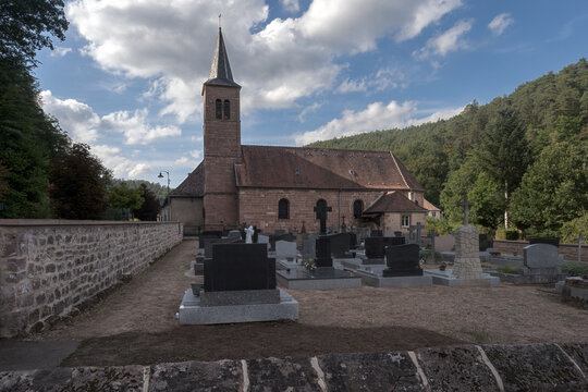 &eacute;glise de village avec petit cimeti&egrave;re