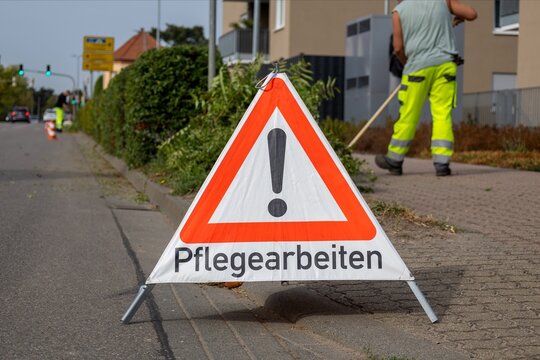 Gr&uuml;npflege: Ein Schild mit der Aufschrift PFLEGEARBEITEN macht Autofahrerinnen und Autofahrer auf die Arbeiten aufmerksam