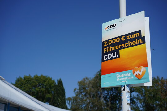 Wahlplakat der CDU mit dem Slogan "2.000 &euro; zum F&uuml;hrerschein." zur Landtagswahl in Mecklenburg-Vorpommern, Neubrandenburg, 27.08.2026
