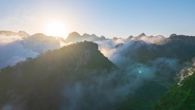 Sunrise over the sea of ​​clouds at the First Bend of the Hongshui River in Donglan County, Hechi City, Guangxi