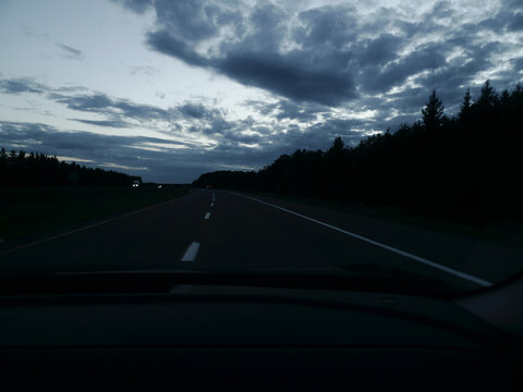 Circulation sur l'autoroute de nuit. Flou de mouvement des voitures sur la route. Trajet nocturne sur l'autoroute.
