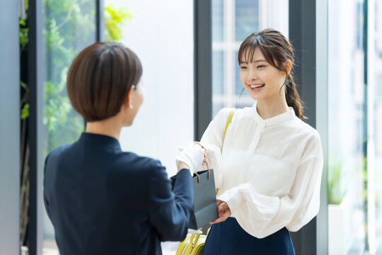 ショッピング　買い物をする女性