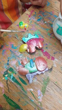 Cr&eacute;ation artistique de petites figurines en platre