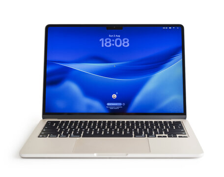 A 13-inch MacBook Air with an M5 chip in Starlight