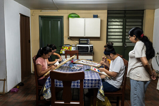 Cooperative artisans learning textile together
