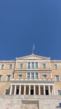 Facciata del Parlamento ellenico con la bandiera Greca che sventola