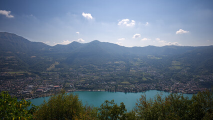 Il lago d'Iseo è uno splendido e tranquillo lago glaciale situato nella regione Lombardia, nell'Italia settentrionale. © Ivan