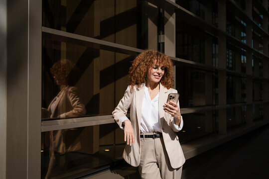 Businesswoman uses a Smartphone outside the Office