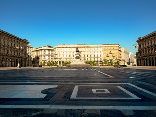 Obraz premium A wide panoramic view of the part of Piazza del Duomo in Milan opposite the Duomo