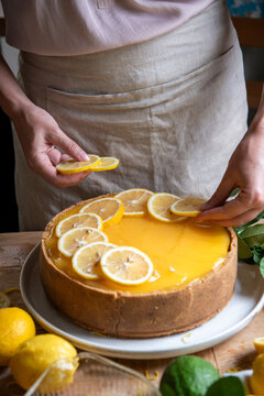 Lemon cheesecake with fresh slices