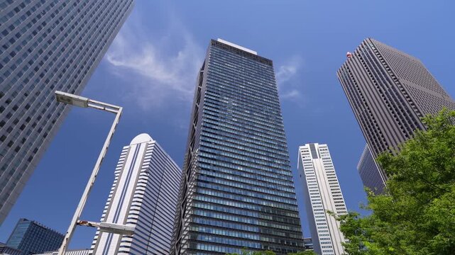 新宿副都心に立ち並ぶ高層ビルとオフィス街の風景