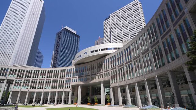 新宿副都心に立ち並ぶ高層ビルとオフィス街の風景