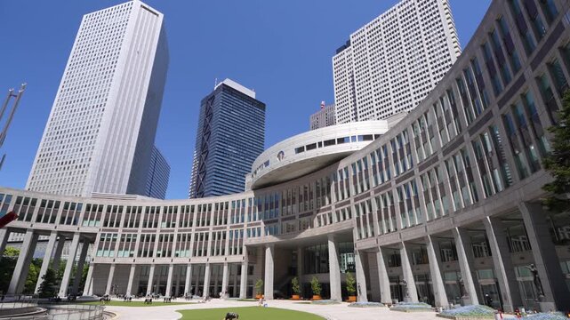 新宿副都心に立ち並ぶ高層ビルとオフィス街の風景