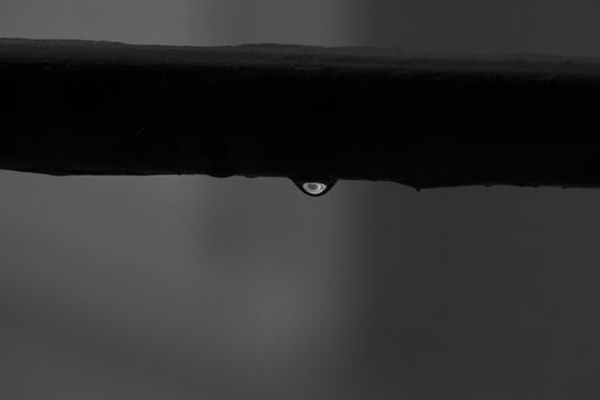 Gota de agua sobre una verja despu&eacute;s de la lluvia en Bayam&oacute;n, Puerto Rico. Primer plano que captura los peque&ntilde;os detalles de la humedad y el agua acumulada tras un episodio de lluvia en un entorno tro