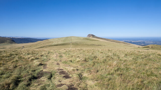 La Banne d'Ordanche est un sommet d'origine volcanique situ&eacute; dans les monts Dore, dans le d&eacute;partement du Puy-de-D&ocirc;me. Culminant &agrave; une altitude de 1 512 m, elle surplombe la ville de La Bourboule.