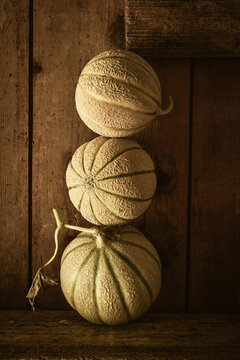 Melons de cavaillon en &eacute;quilibre , saveurs d'&eacute;t&eacute; , fra&icirc;cheur , sucr&eacute; , terroir proven&ccedil;al , melon charentais , fruit d'&eacute;t&eacute; , nature morte aux melons 