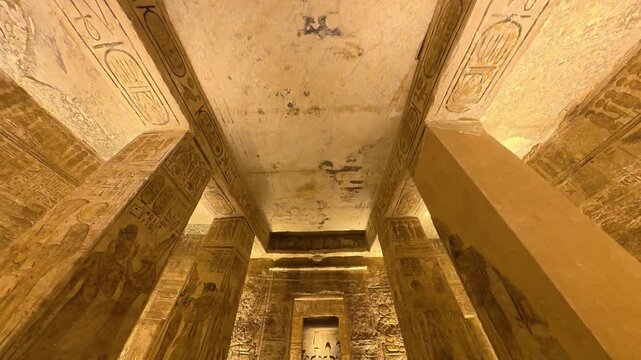 Interior del templo de Rams&eacute;s II en Abu Simbel, Egipto