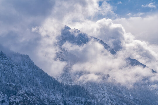 Der winterliche Krottenkopf in Wolken, Eschenlohe, Bayern, Deutschland