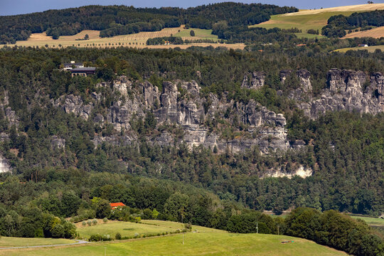 Kurort Rathen mit Bastei, Blick vom Lilienstein, Elbsandsteingebirge, Nationalpark S&auml;chsische Schweiz, Sachsen, Deutschland, 27.08.2026 