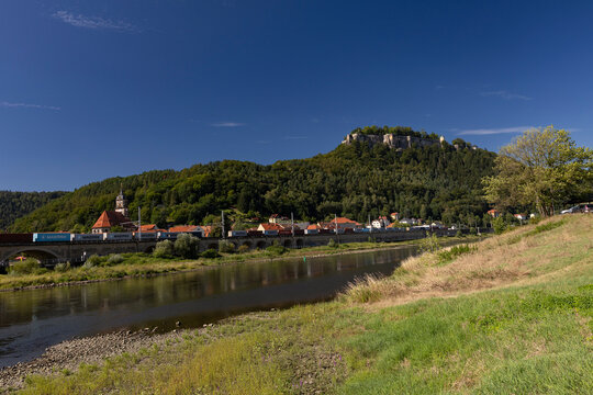 Blick von Halbestadt nach K&ouml;nigstein mit der Festung K&ouml;nigstein8, Elbsandsteingebirge, Nationalpark S&auml;chsische Schweiz, Sachsen, Deutschland, 27.08.2026 