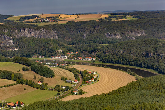 Kurort Rathen mit Bastei, Blick vom Lilienstein, Elbsandsteingebirge, Nationalpark S&auml;chsische Schweiz, Sachsen, Deutschland, 27.08.2026 