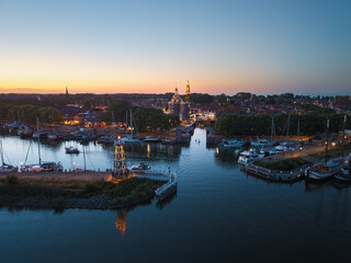 Obraz premium Enkhuizen old harbor entrance and Drommedaris at dusk