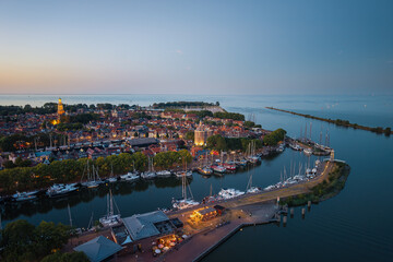 Obraz premium Enkhuizen harbor and historic center at evening blue hour