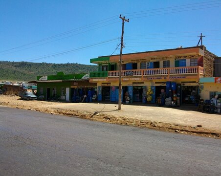 Boutiques locales et petits commerces en bord de route rurale &agrave; Naivasha, Kenya