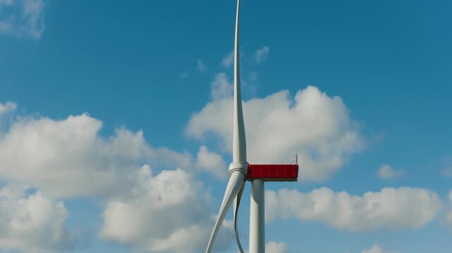 Windkraftanlage Nahaufnahme Rotor von unten 