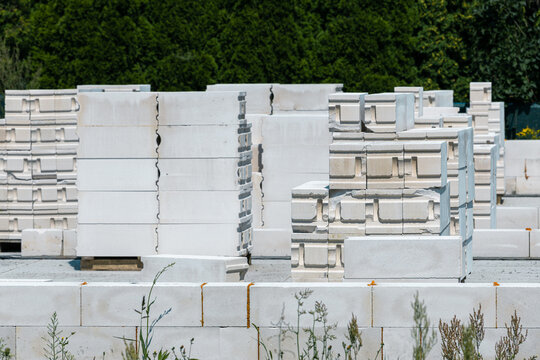 Aerated concrete blocks stacked on a construction site for modern wall assembly. Precise modular elements support efficient masonry work.