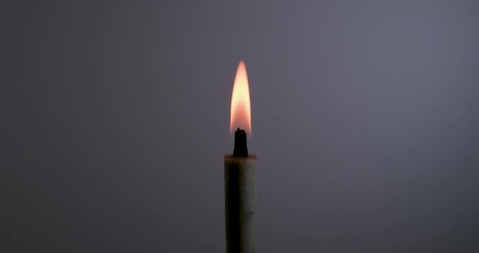 ゆらゆらと呼吸するように揺れる和ろうそくの炎