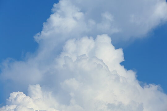Summer cumulus clouds in a blue sky / 青空に浮かぶ夏の積雲 入道雲