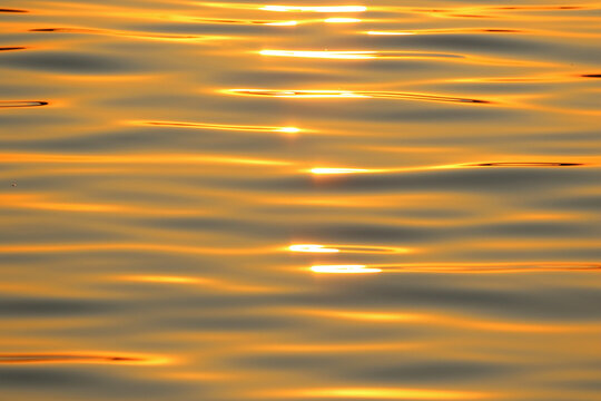 The sunlight reflects beautifully on the surface of the sea in the evening.