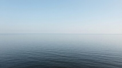 Obraz premium Ocean meeting pale blue sky