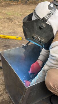 Man velding metal