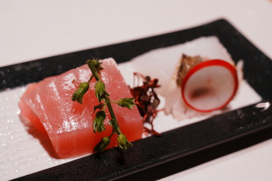 Fresh Tuna and Squid Sashimi Plate, Traditional Japanese Cuisine - 日本料理 まぐろとイカの刺身 盛り合わせ

