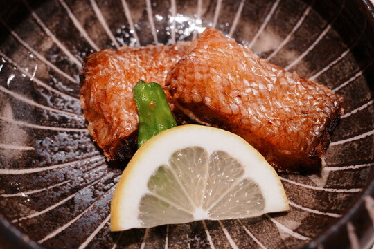 Crispy fried tilefish with edible scales or Matsukasa-age, Japanese traditional dish - 日本料理 サクサクとした鱗の食感 甘鯛の松笠揚げ