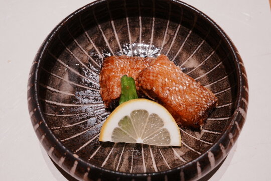 Crispy fried tilefish with edible scales or Matsukasa-age, Japanese traditional dish - 日本料理 サクサクとした鱗の食感 甘鯛の松笠揚げ
