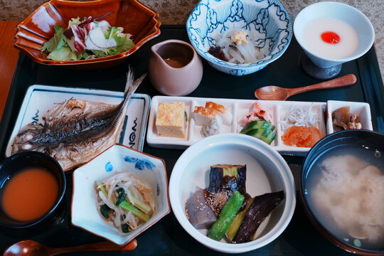 Traditional Japanese Ryokan breakfast set with side dishes, grilled fish, and rice - 日本料理 旅館の贅沢な朝食 日本の伝統的な和食膳
