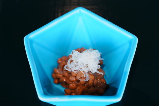 Natto Fermented Soybeans Topped with Green Onions, Traditional Japanese Breakfast Food - 日本料理 ネギがのった納豆 日本の伝統的な発酵食品と朝食