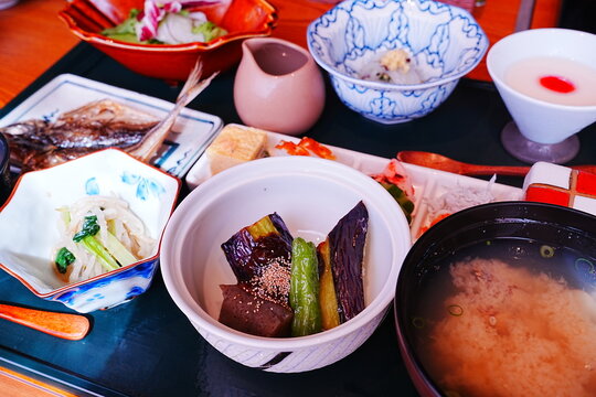 Traditional Japanese Ryokan breakfast set with side dishes, grilled fish, and rice - 日本料理 旅館の贅沢な朝食 日本の伝統的な和食膳
