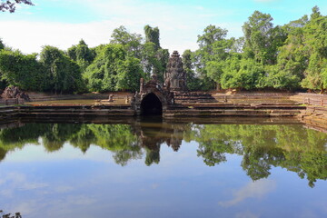 Obraz premium Ancient Neak Pean Temple Sanctuary Reflected in Central Sacred Pond, Siem Reap, Cambodia