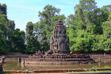 Obraz premium Ancient Neak Pean Temple Sanctuary Reflected in Central Sacred Pond, Siem Reap, Cambodia