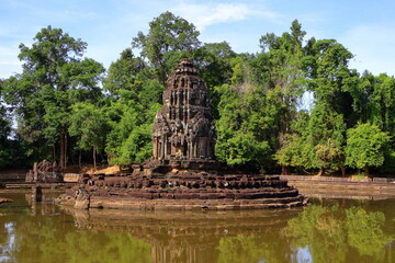 Obraz premium Ancient Neak Pean Temple Sanctuary Reflected in Central Sacred Pond, Siem Reap, Cambodia