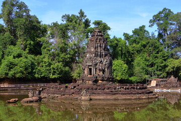 Obraz premium Ancient Neak Pean Temple Sanctuary Reflected in Central Sacred Pond, Siem Reap, Cambodia